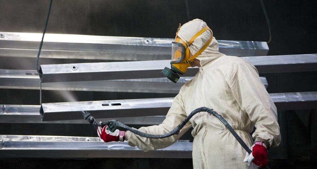 Homem fazendo pintura industrial conforme normas da Petrobras